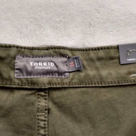 Torrid Crop Wide Leg Stretch Twill High Rise Patch Pocket Pant - Picture 6 of 13